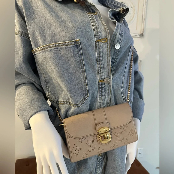 Authentic LOUIS VUITTON Mahina Amelia Wallet Beige Opal w/COA - Picture 4 of 15